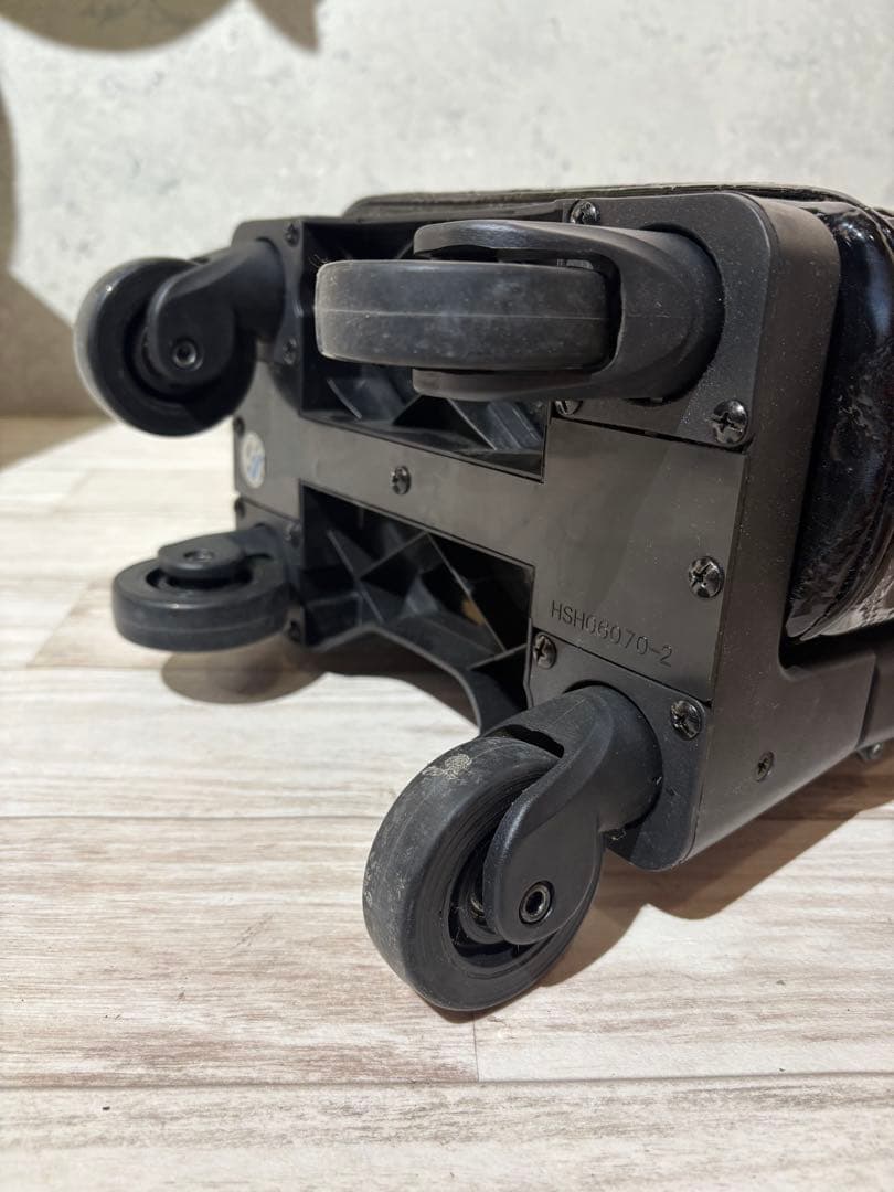 スワニー　ロック付きキャリーケース