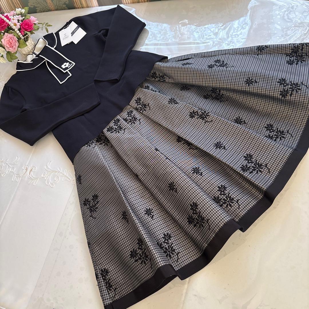 エムズグレイシー　モノトーン襟元ボウタイ　アクセントお花モチーフ　38