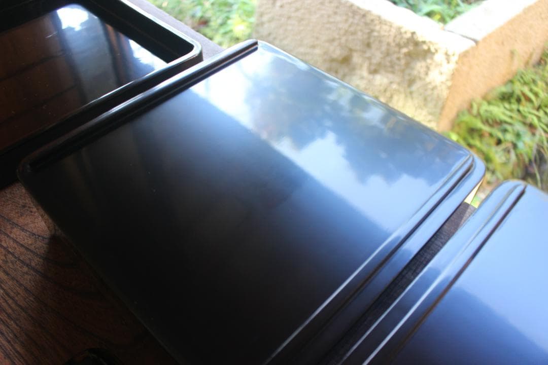 デッドストック！端正な内朱黒漆に優美な松竹梅沈金の輪島塗台付二段重（検重箱お重