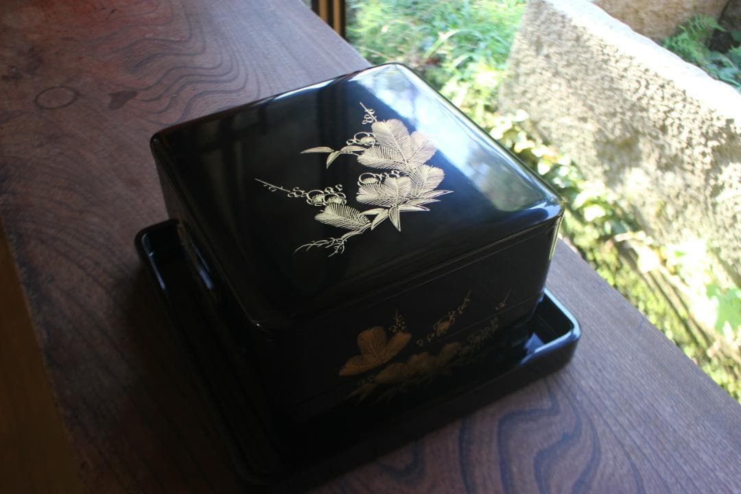 デッドストック！端正な内朱黒漆に優美な松竹梅沈金の輪島塗台付二段重（検重箱お重