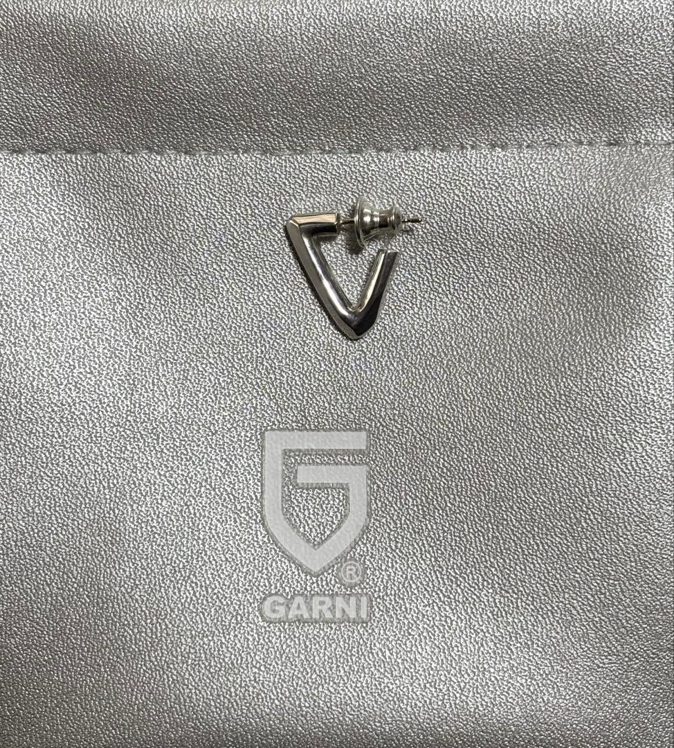 GARNI Triangle ピアス
