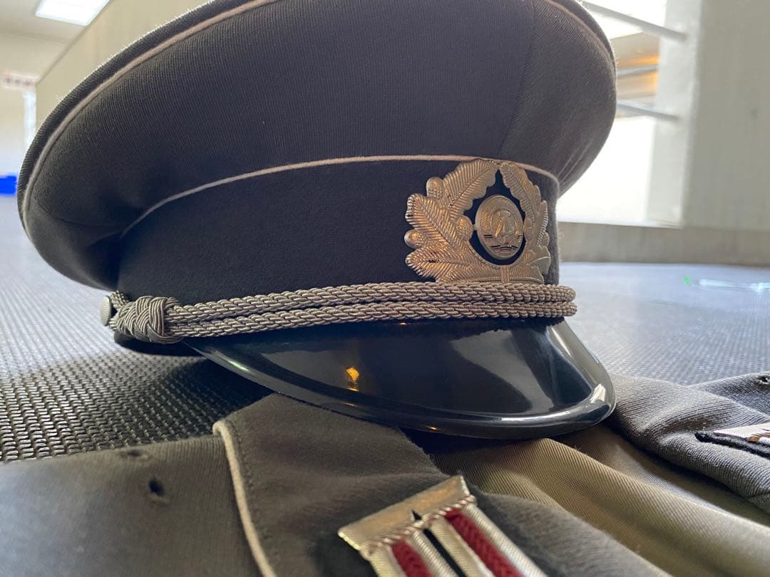 東ドイツ 制服 上下制帽のセット 兵科章付き