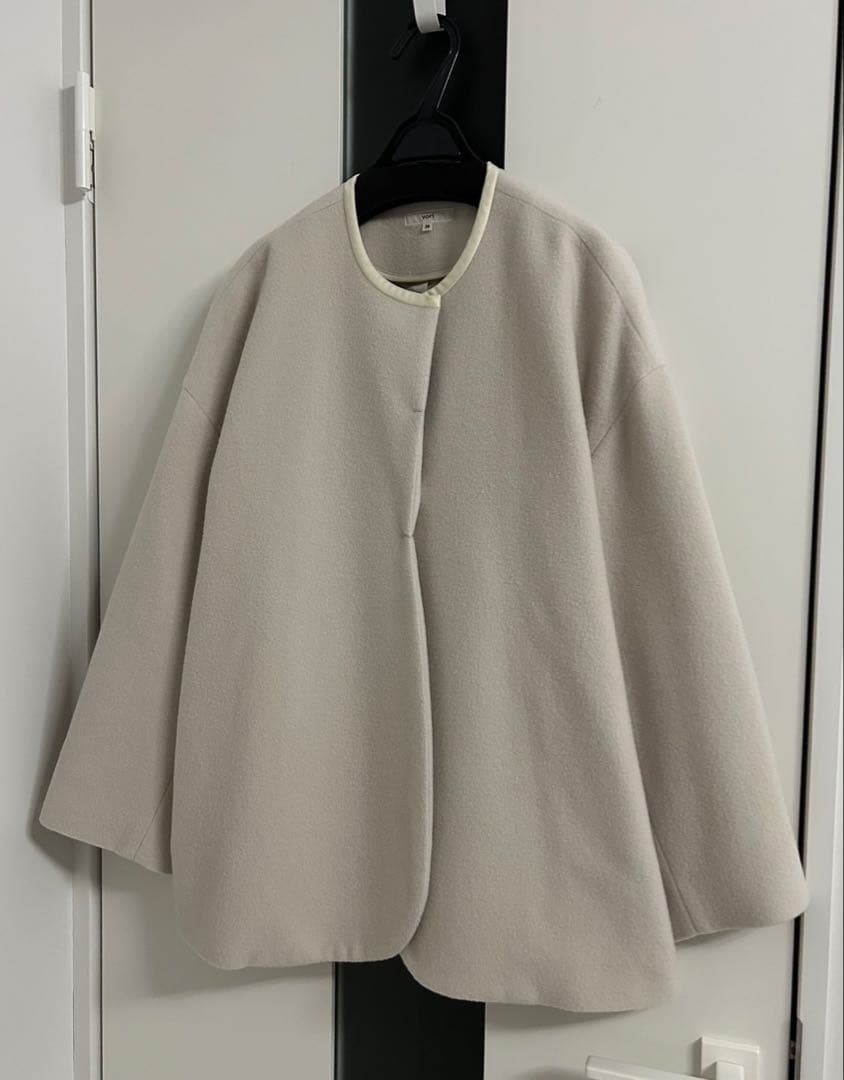 ヨリ ノーカラー アイボリー コクーン型 ウール コート