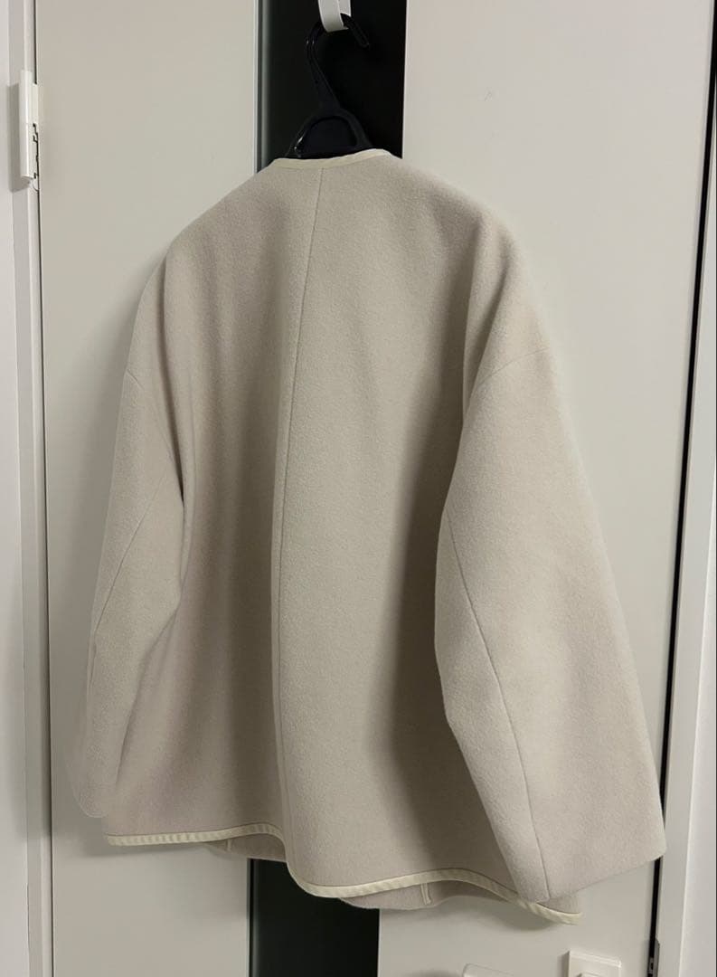 ヨリ ノーカラー アイボリー コクーン型 ウール コート