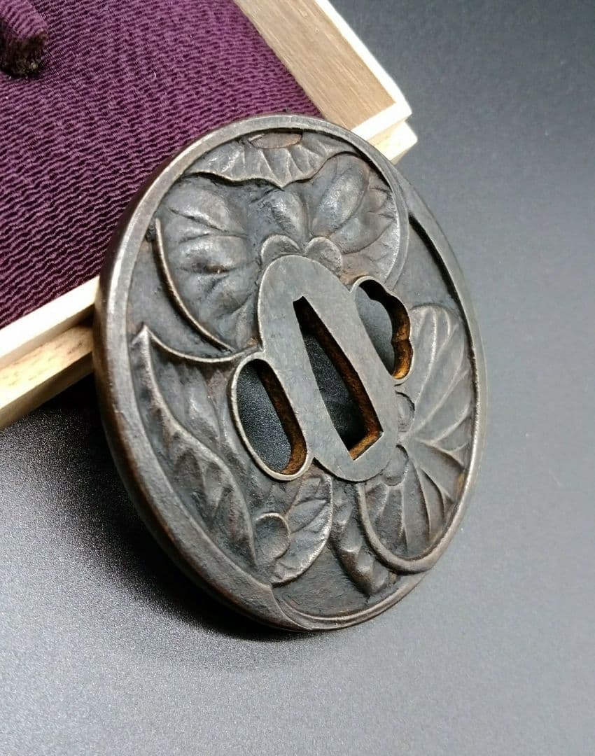 徳川幕府 将軍家 三つ葉葵名家蔵出し 鉄地三つ葉葵紋鍔 鐔 日本刀 刀 刀装具