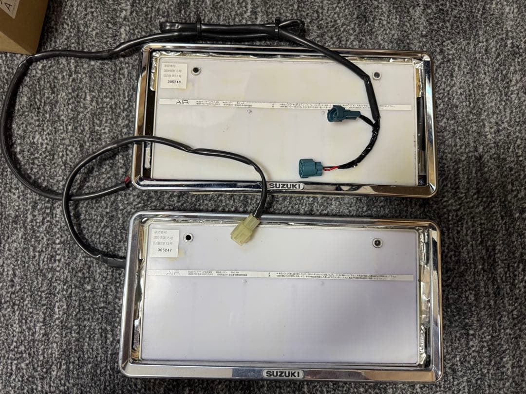 最終値下　スズキ車カプラーオン　字光式　AIR スズキ純正フレーム、マックガード