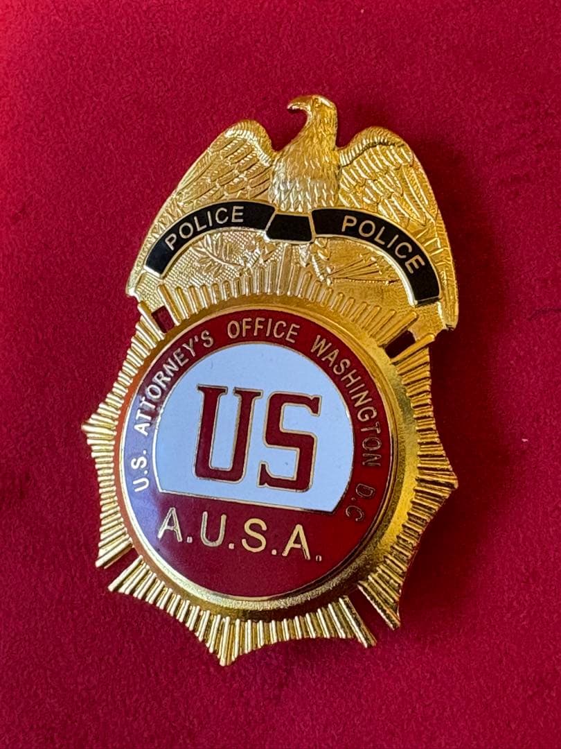 米国連邦検事局　U.S. Attorney's Office バッジ（レッド）