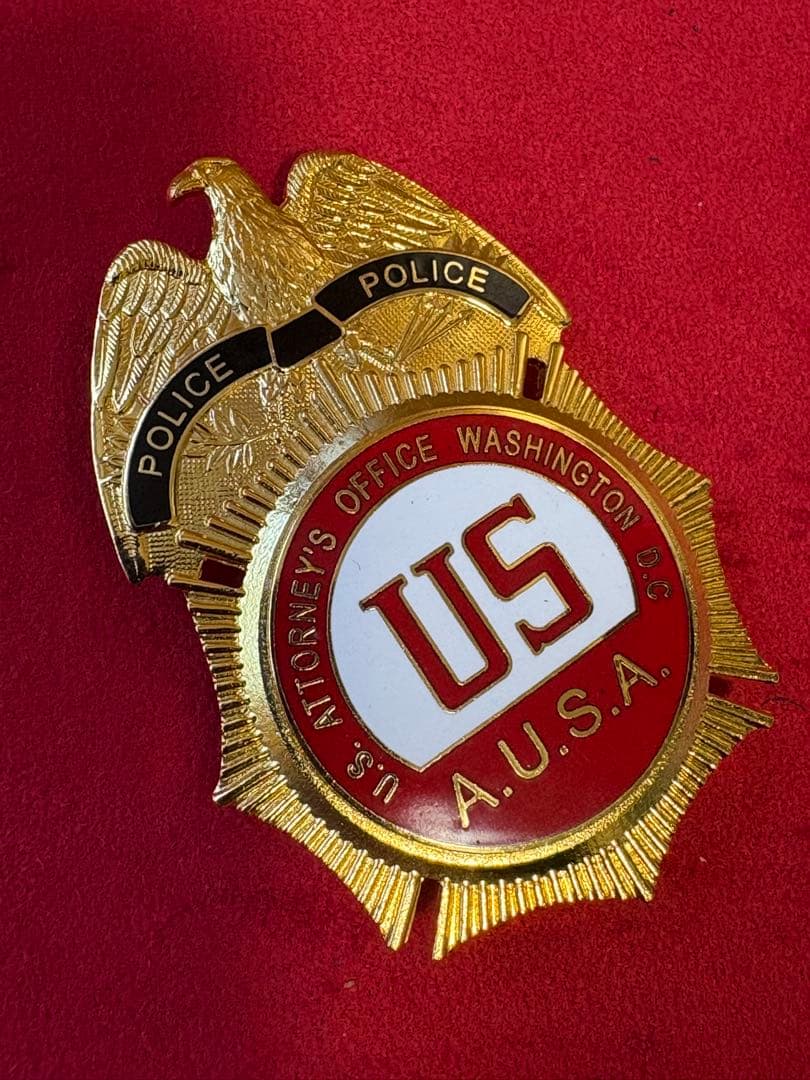 米国連邦検事局　U.S. Attorney's Office バッジ（レッド）