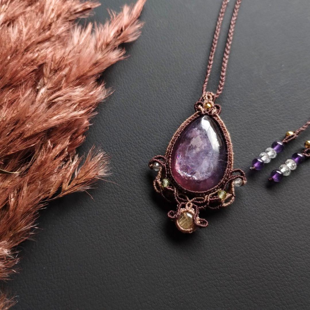 【瑠璃色】レピドライト＆ルチルクォーツのマクラメ編みネックレス　ペンダント