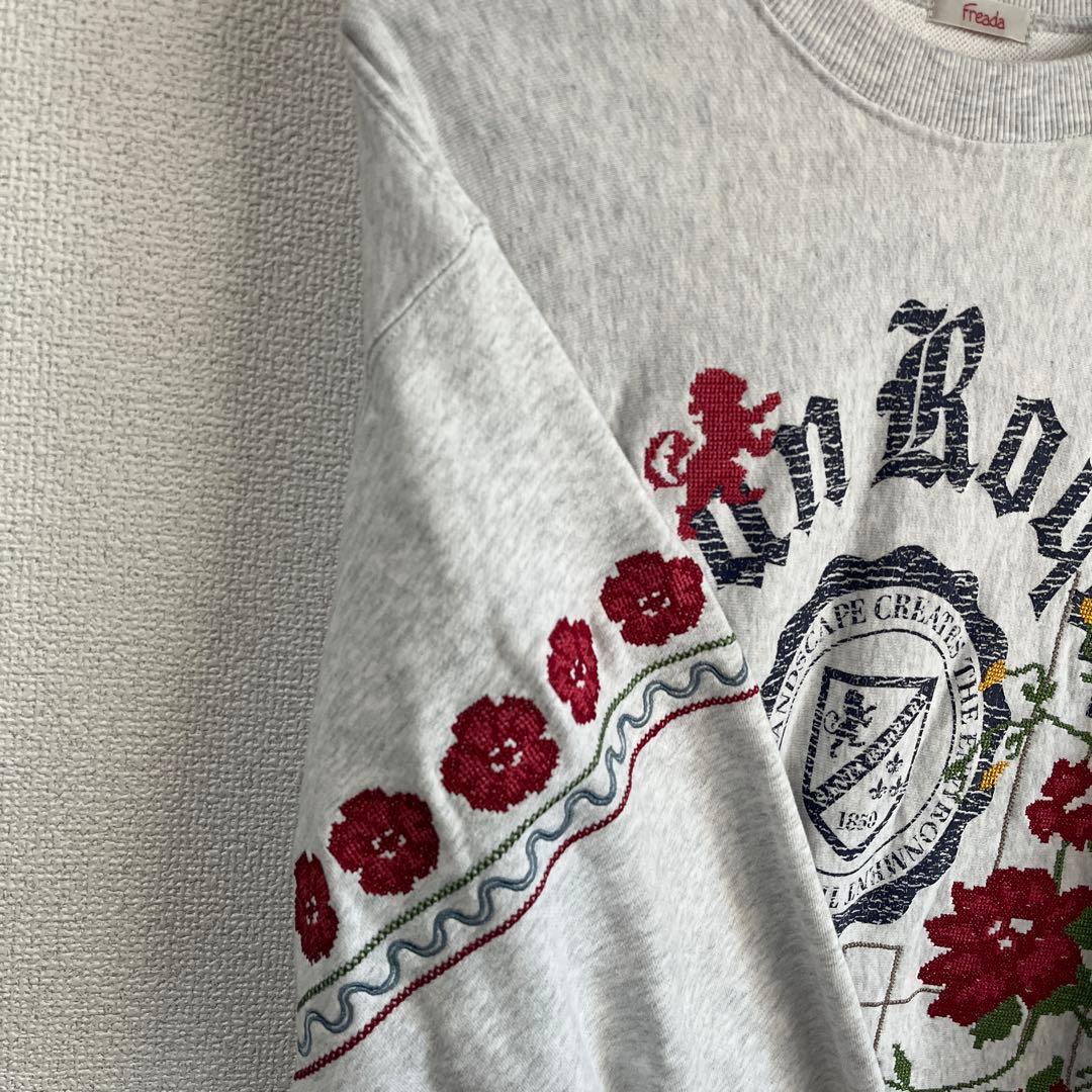 【美品】Freada フリーダ クロスステッチ刺繍 カレッジスウェット フリー