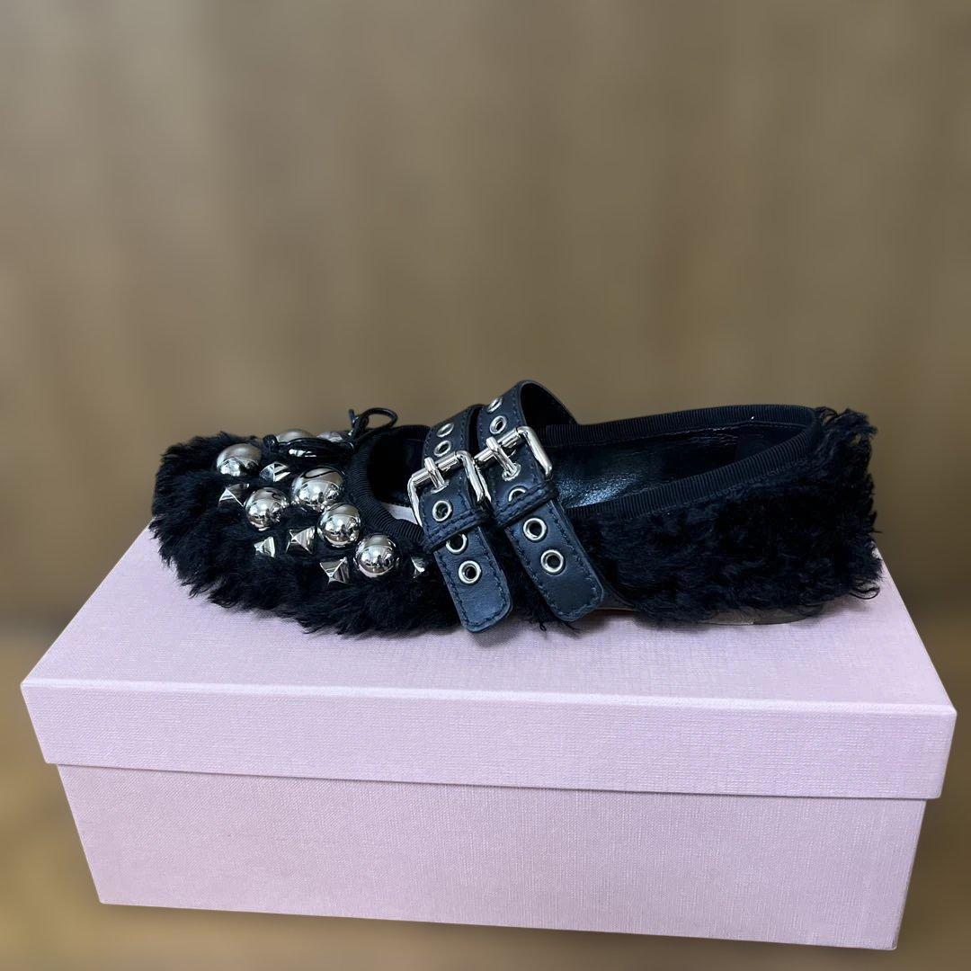 MIUMIU スタッズ付きムートンシューズ