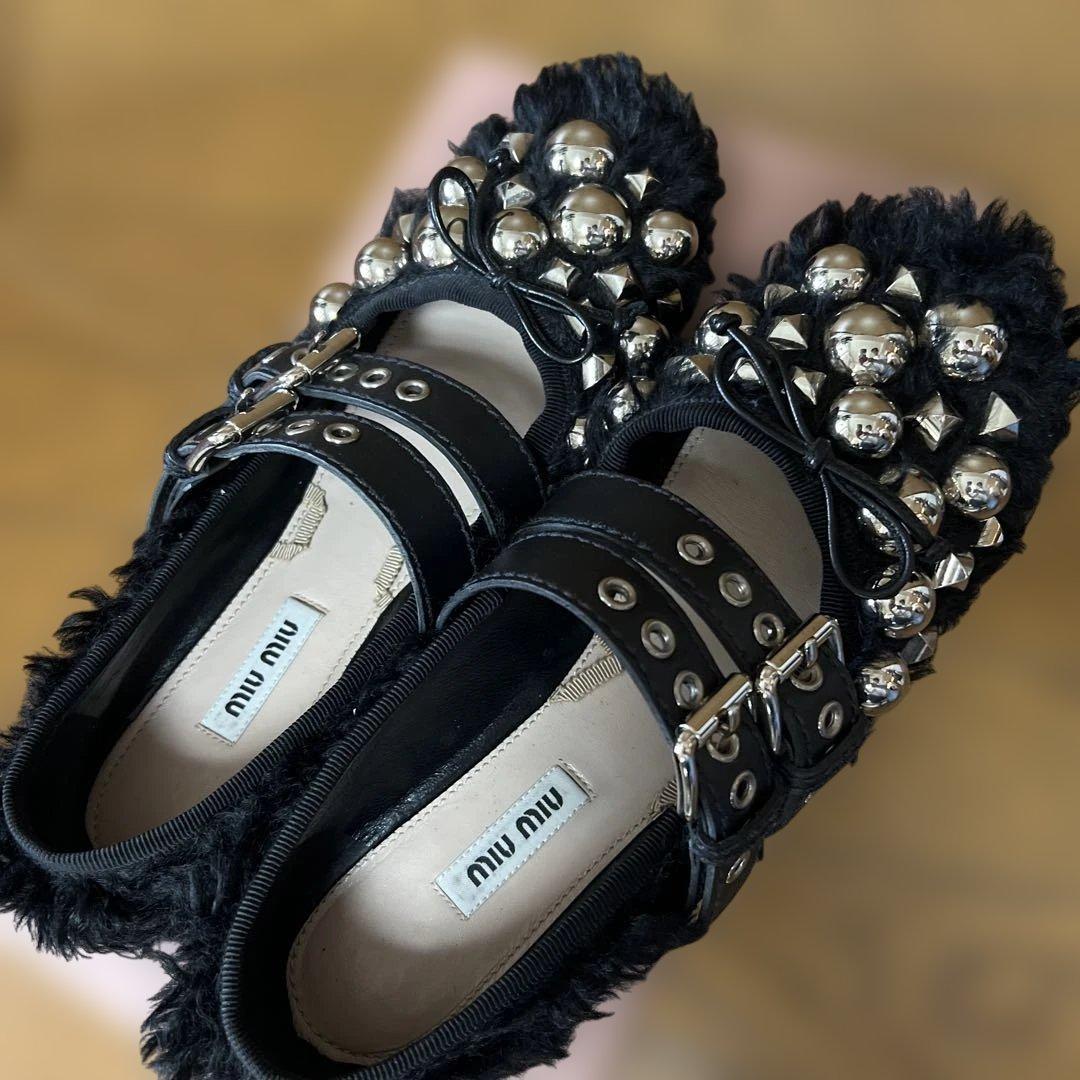 MIUMIU スタッズ付きムートンシューズ