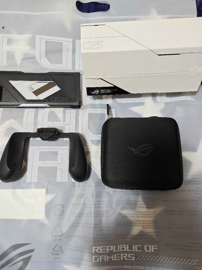 ROGPhone5 UItimate、ROGKunai3 Gamepadセット