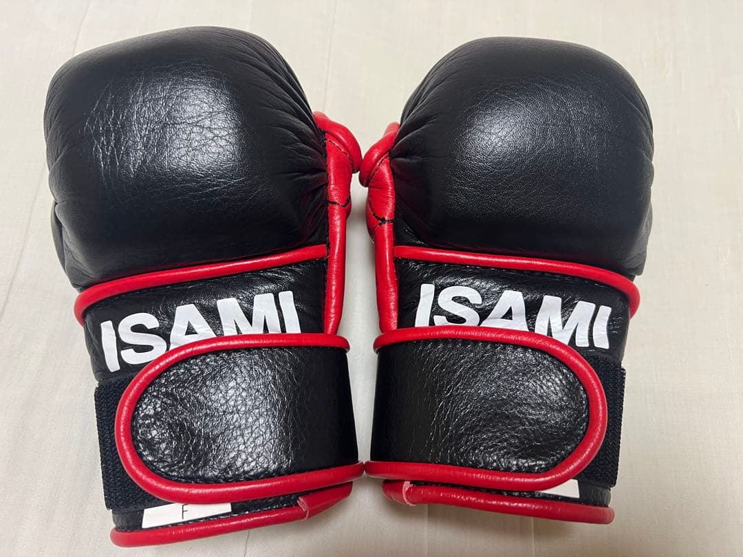ISAMI パウンドグローブ 黒/赤