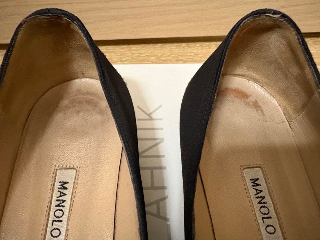 マノロブラニク ハンギシ サテン ブラック 35.5