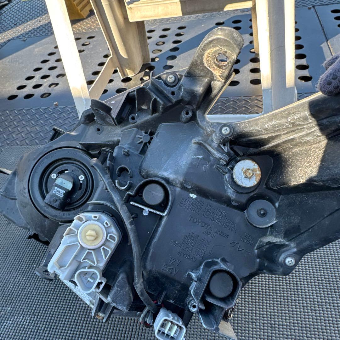 トヨタ　プリウス　30 前期　LEDヘッドライト ヘッドランプ　左右セット中古品