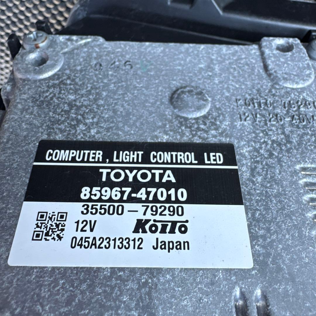 トヨタ　プリウス　30 前期　LEDヘッドライト ヘッドランプ　左右セット中古品