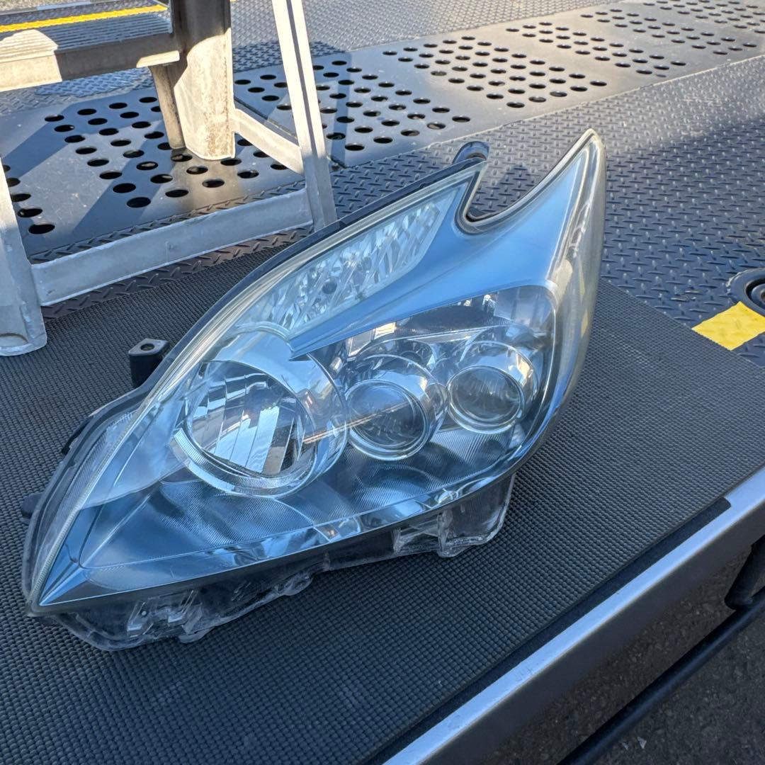 トヨタ　プリウス　30 前期　LEDヘッドライト ヘッドランプ　左右セット中古品