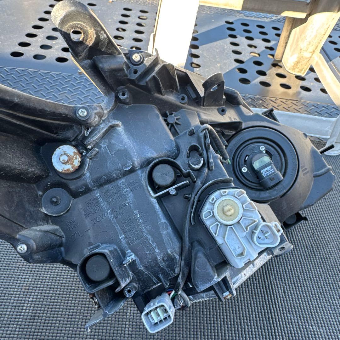 トヨタ　プリウス　30 前期　LEDヘッドライト ヘッドランプ　左右セット中古品