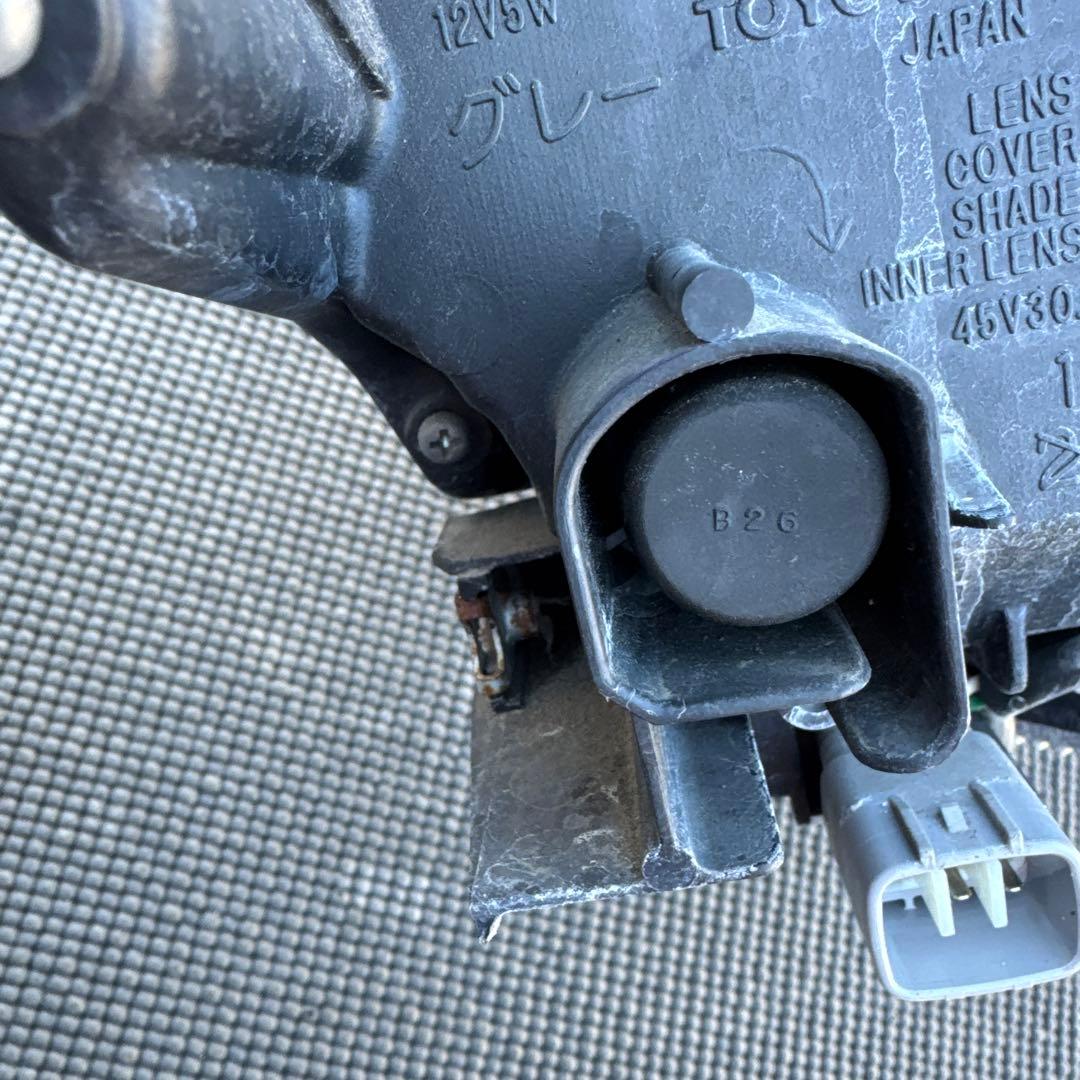 トヨタ　プリウス　30 前期　LEDヘッドライト ヘッドランプ　左右セット中古品