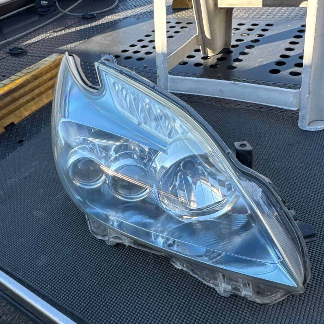 トヨタ　プリウス　30 前期　LEDヘッドライト ヘッドランプ　左右セット中古品