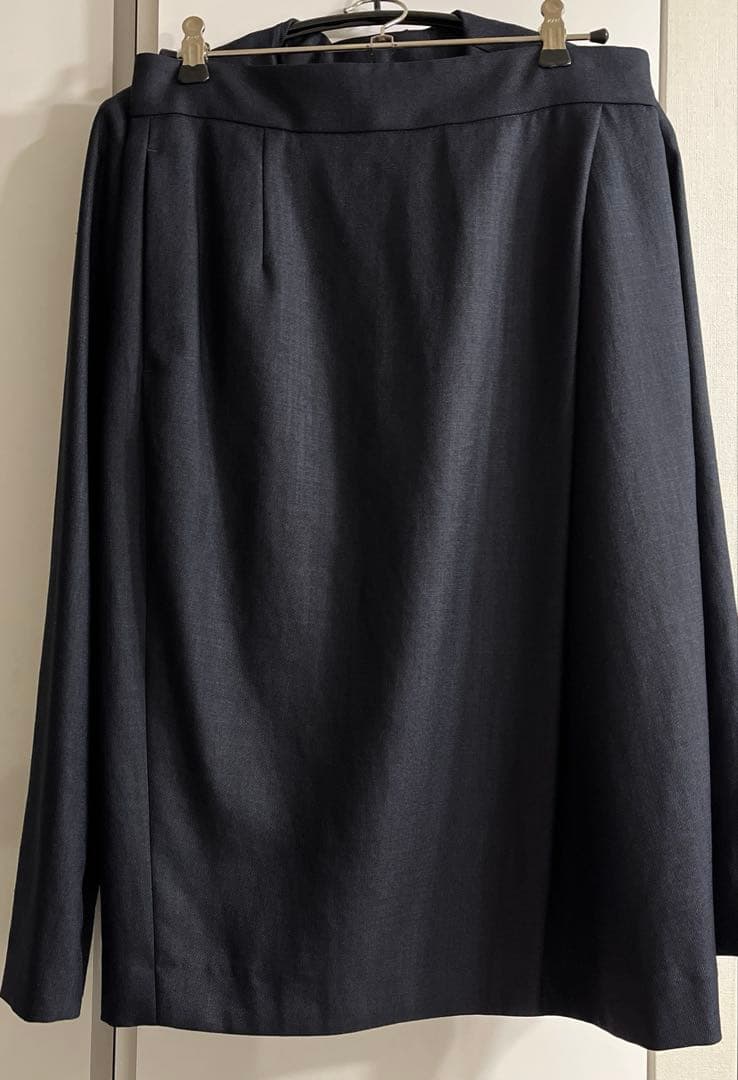 Beige, スカートスーツ　ネイビー