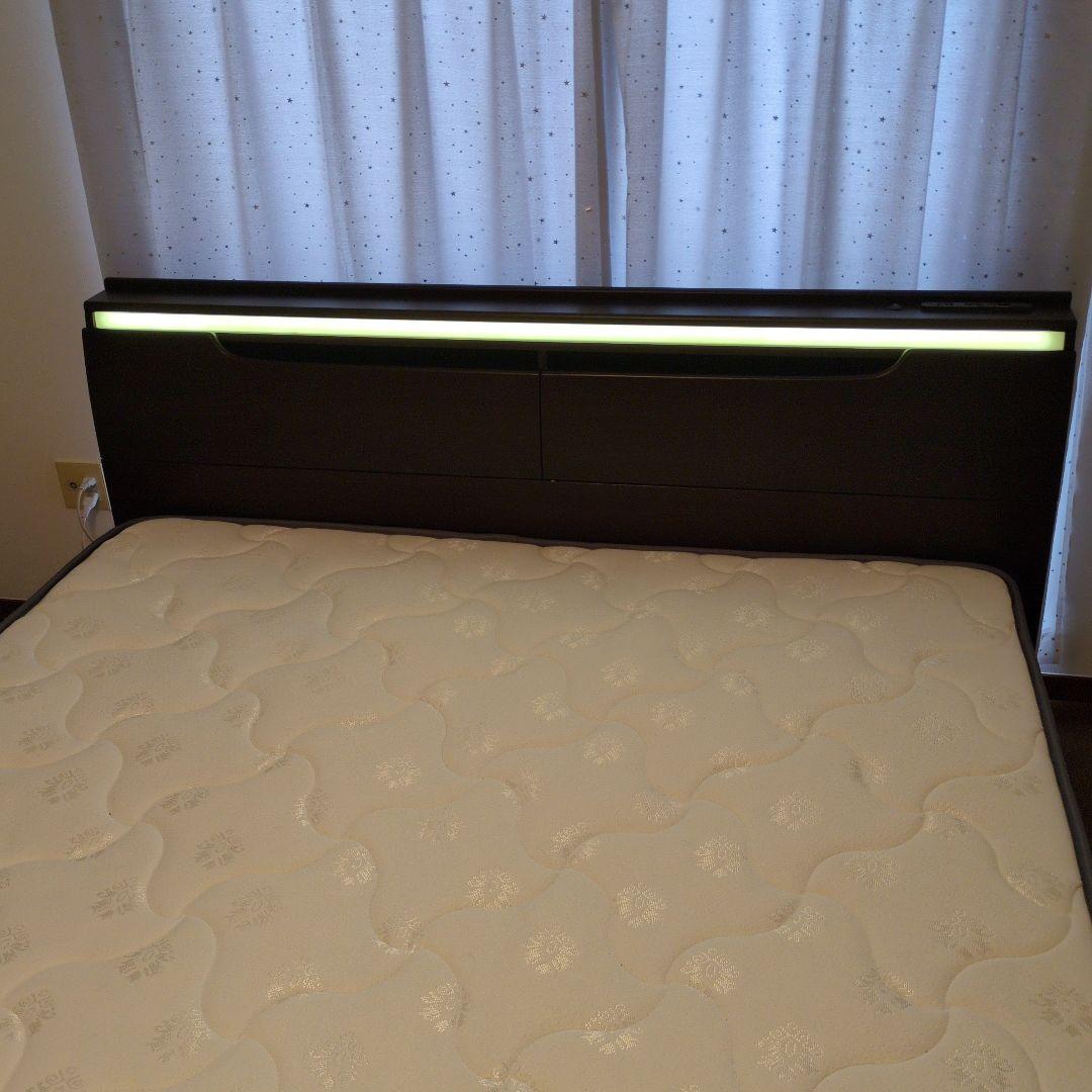 ニトリクイーンベッドマットレス付き油圧跳ね上げ式木製