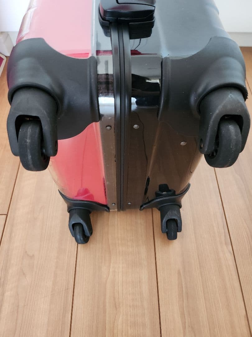 鹿島アントラーズ 赤いスーツケース