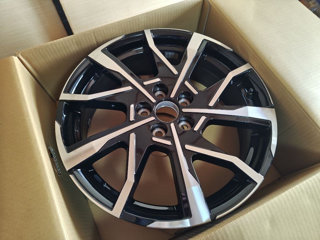 60プリウスPHEV ホイール・ナット・センターキャップ