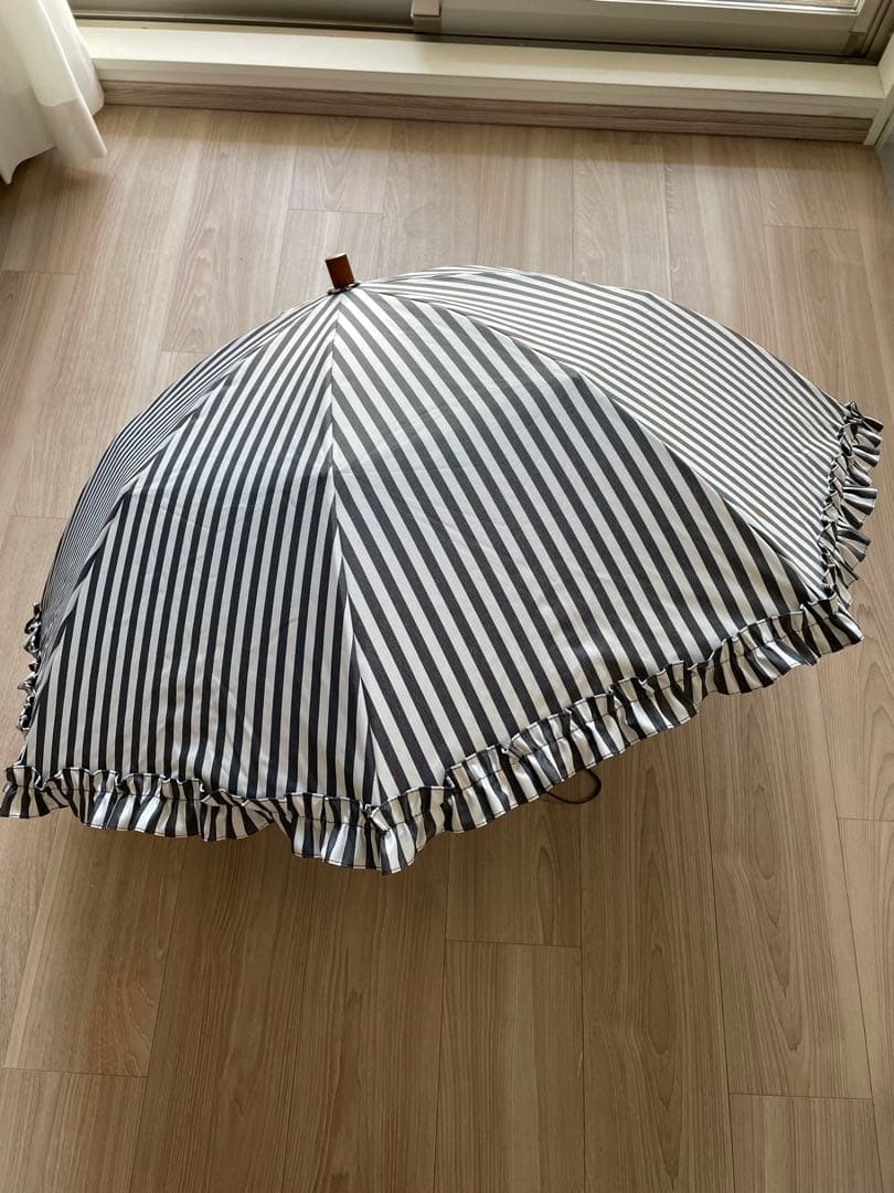 サンバリア100 日傘 2段折りフリル付き ネイビーストライプ 完全遮光