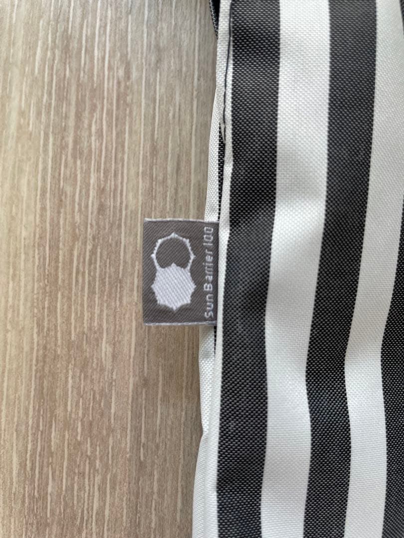 サンバリア100 日傘 2段折りフリル付き ネイビーストライプ 完全遮光