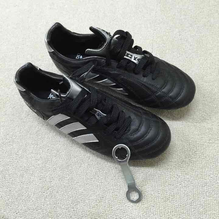 【新品】adidas 取り替え式スパイク(23.5cm)