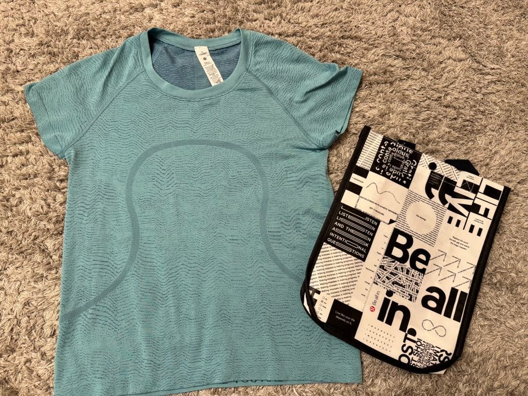 Lululemon Tシャツ