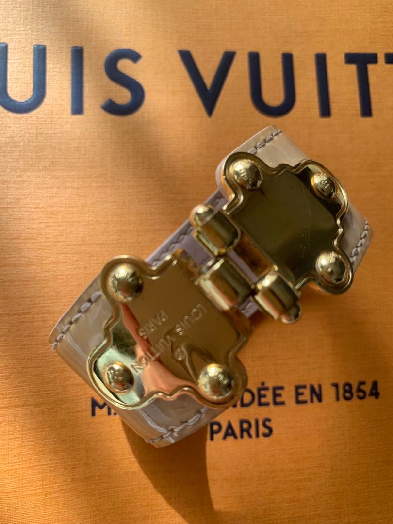 Louis Vuitton ピンクベージュエナメルレザーバングル