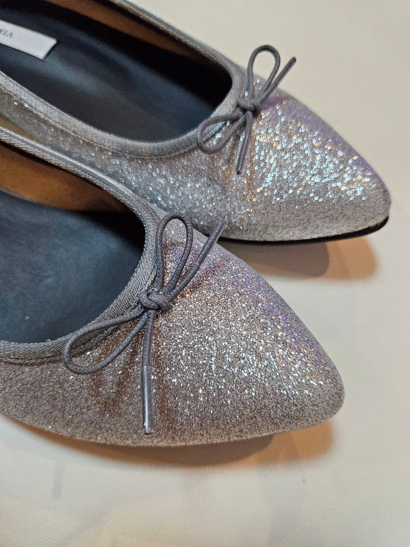 ヴィリーナ 晴雨兼用ポインテッドバレエシューズ(グリッターシルバー)