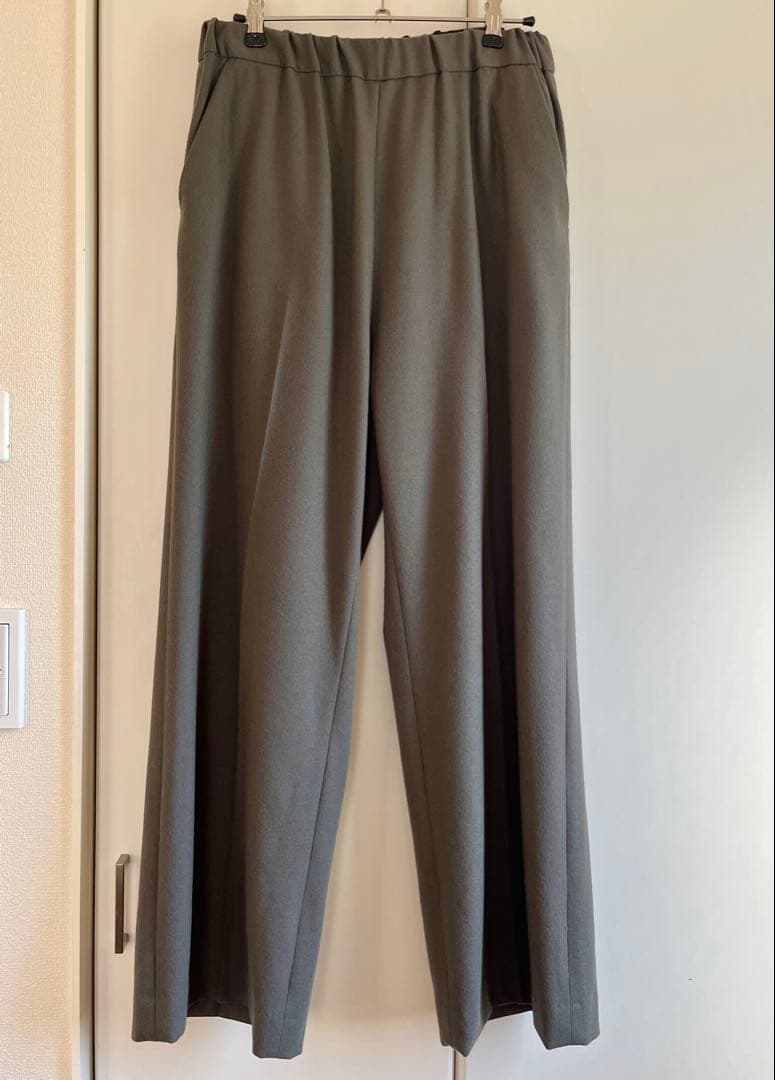 フランネルパンツとモックネックニット　FLORENT フローレント