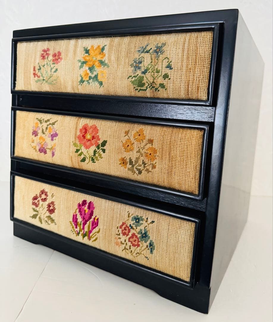 3段チェスト　引き出し　花刺繍　インテリア収納　和箪笥　昭和レトロ　ヴィンテージ