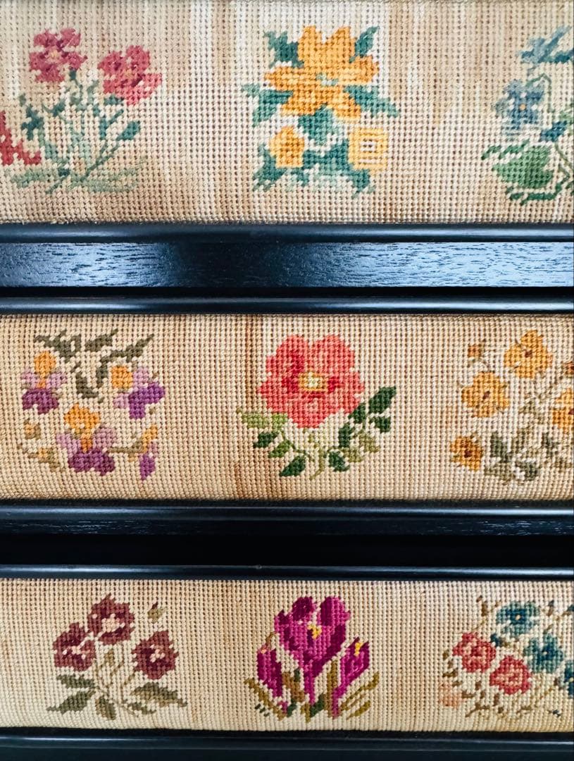 3段チェスト　引き出し　花刺繍　インテリア収納　和箪笥　昭和レトロ　ヴィンテージ