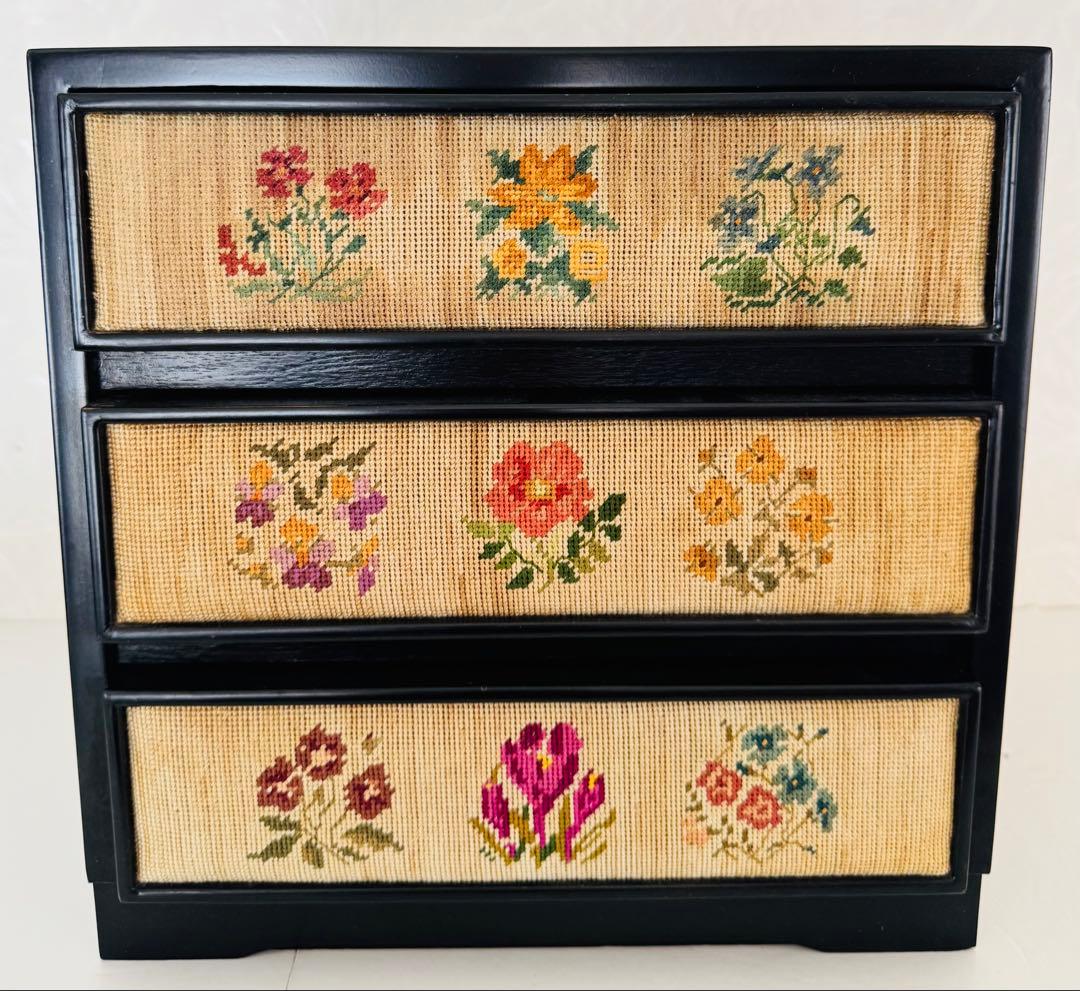 3段チェスト　引き出し　花刺繍　インテリア収納　和箪笥　昭和レトロ　ヴィンテージ