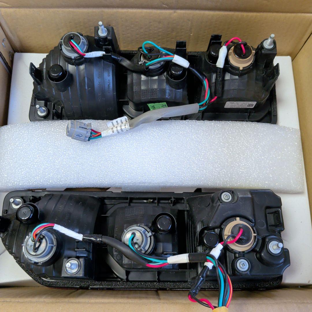 ジムニーノマド　テールランプ　新車外し品