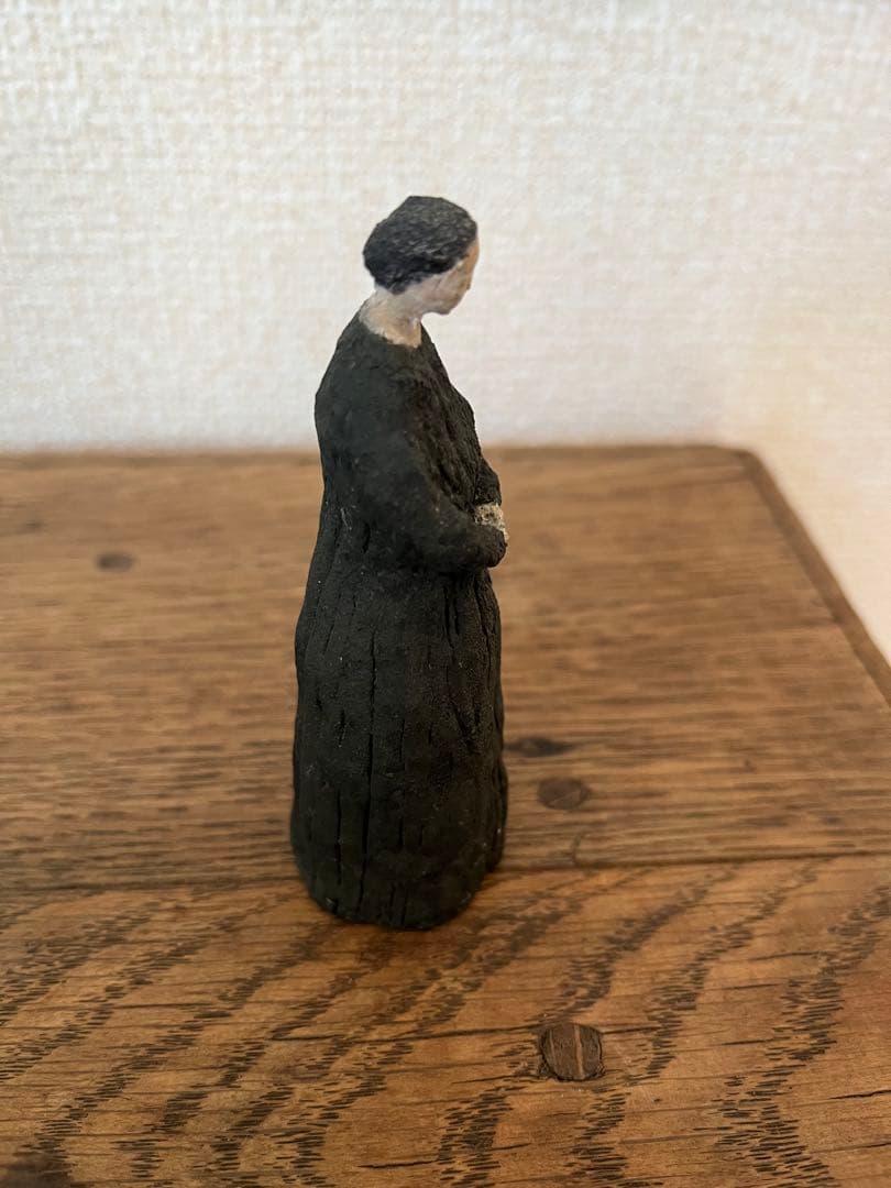 八窪章吾　緑の衣服の女性　オブジェ