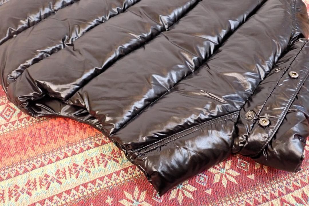 MONCLER ダウンベスト 光沢ブラック 02