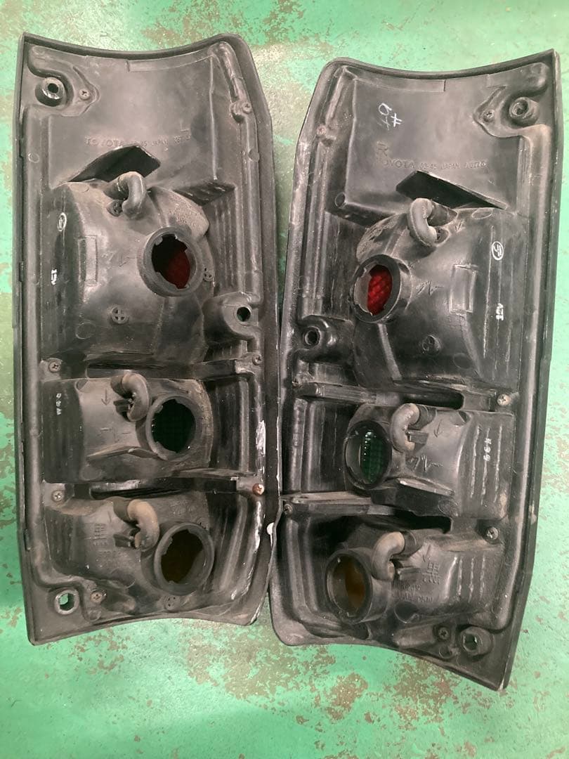 ランドクルーザー70系78 ロング　純正テールランプ左右