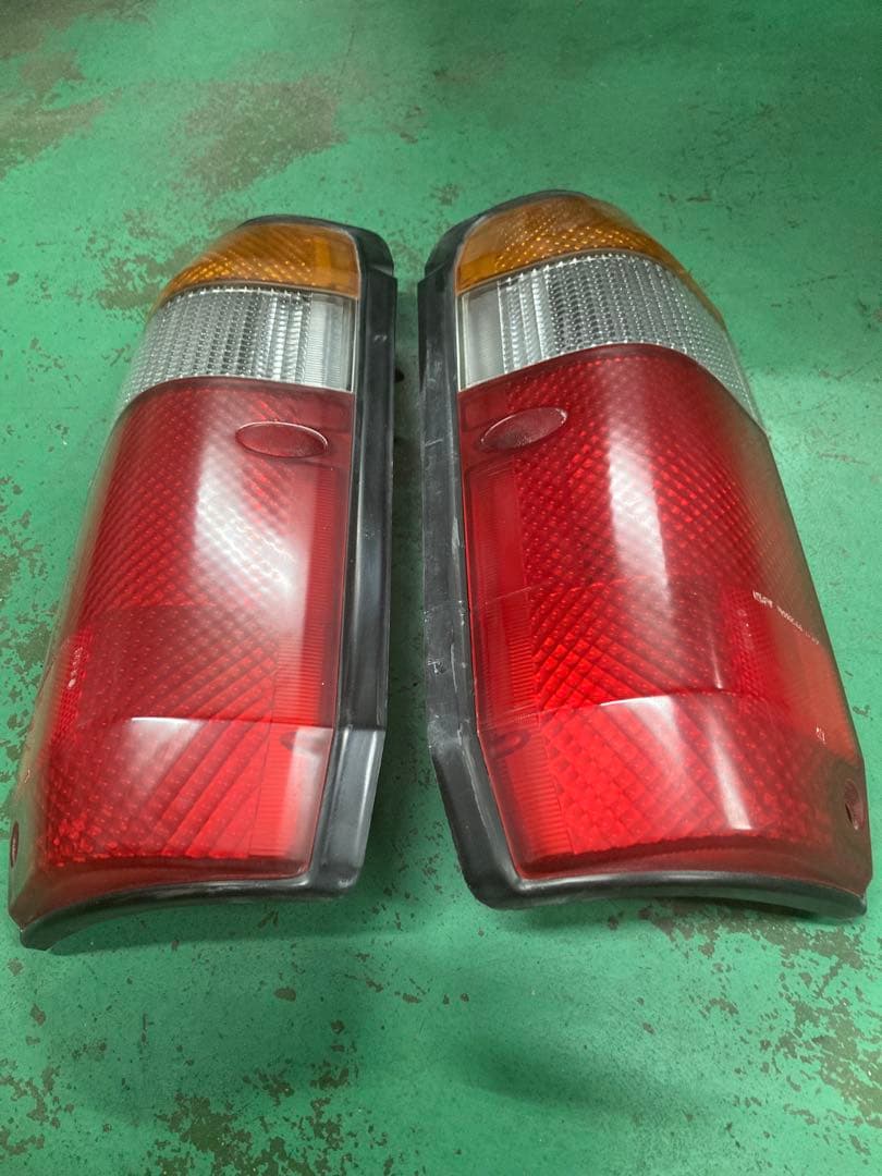 ランドクルーザー70系78 ロング　純正テールランプ左右