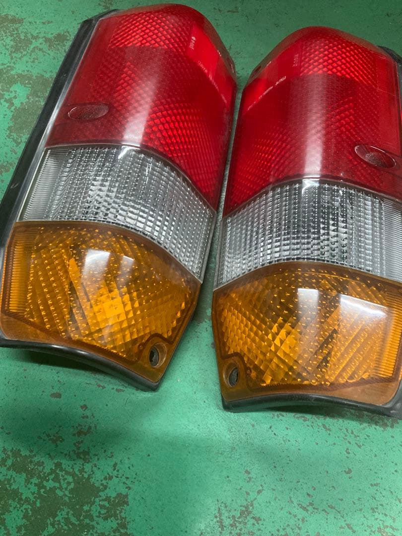 ランドクルーザー70系78 ロング　純正テールランプ左右