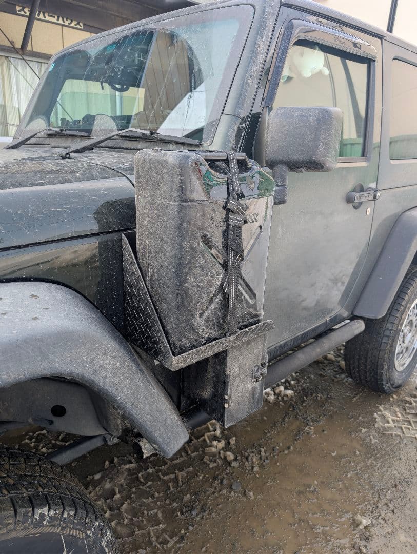 ラングラー　JK ジェリ缶ホルダー　収納付き！