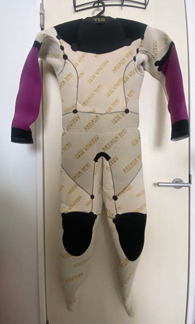 セミドライ　ウェットスーツ　Fellow