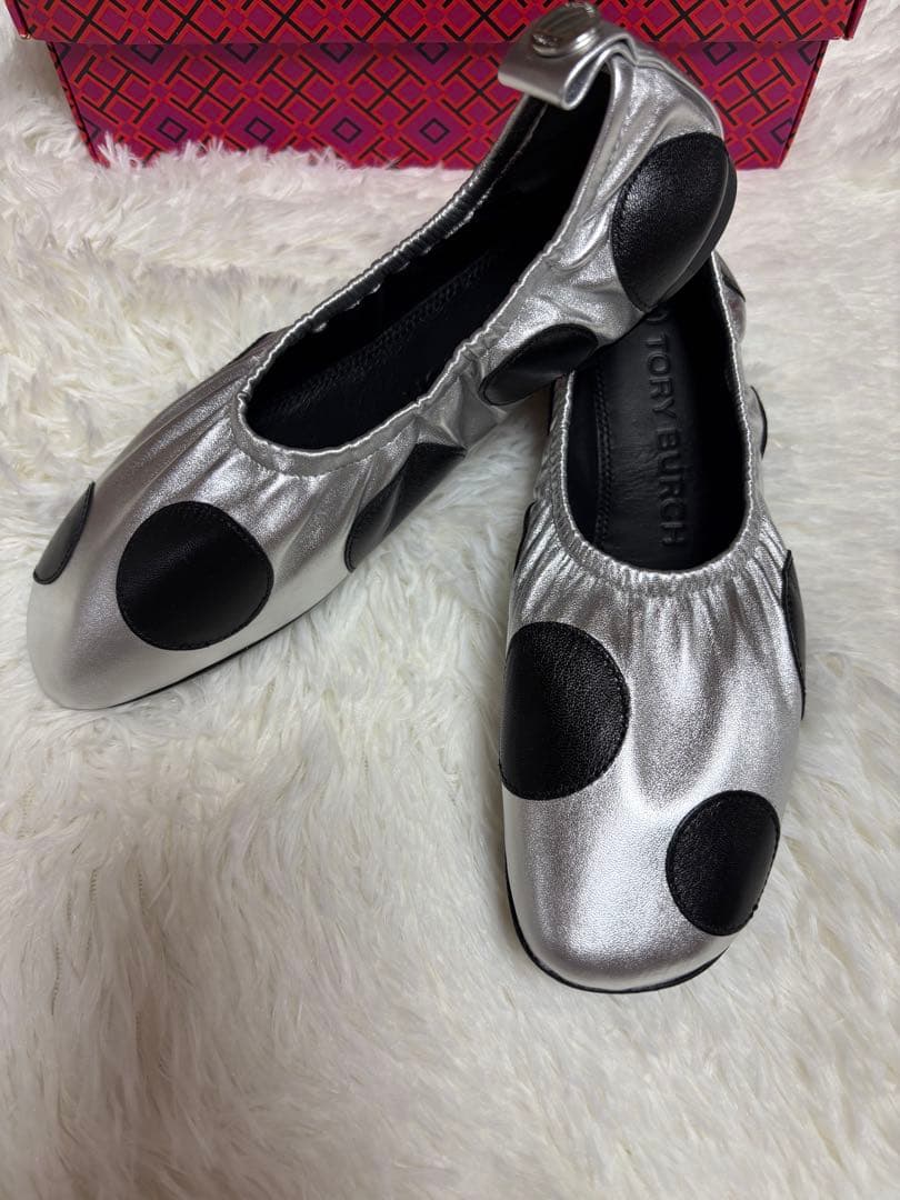 Tory Burch（トリーバーチ） ドット柄シルバーフラットシューズ
