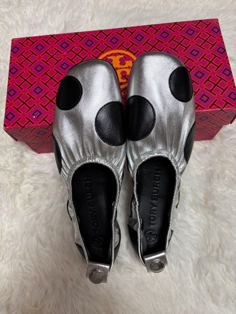 Tory Burch（トリーバーチ） ドット柄シルバーフラットシューズ