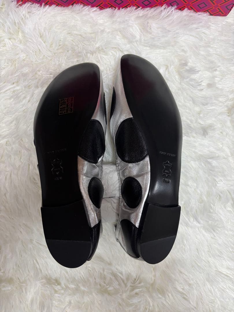 Tory Burch（トリーバーチ） ドット柄シルバーフラットシューズ